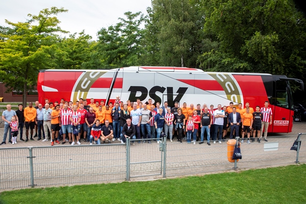PSV-selection-with-their-supporters-600x400_1.jpg